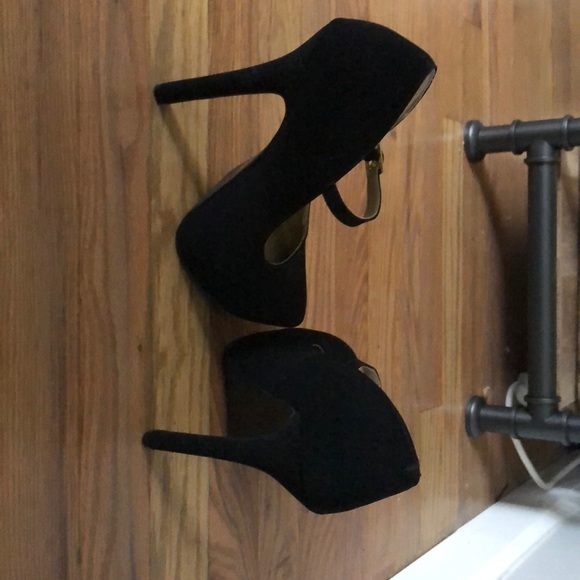 Strapped pumps - Picture 2 of 2